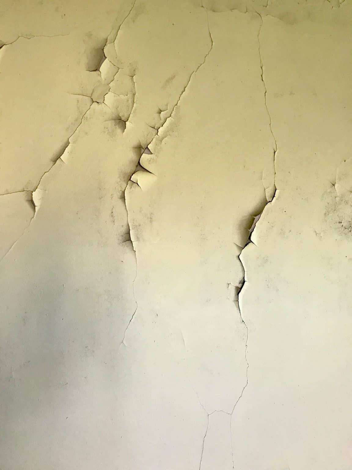 How to Repair Cracks in A Manufactured Home (Wall, Ceiling, Floor