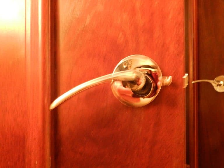 Can Bathroom Doors Lock Themselves? (Here Are Eight Workarounds) Manufactured Home Parts And