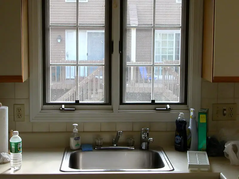Should the kitchen sink be centered under the kitchen window?