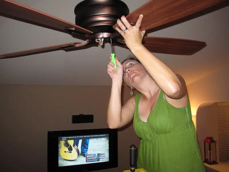 Can You Use a Ceiling Fan and Humidifier at The Same Time?