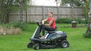 Is It Rude to Mow Your Lawn On Sunday?